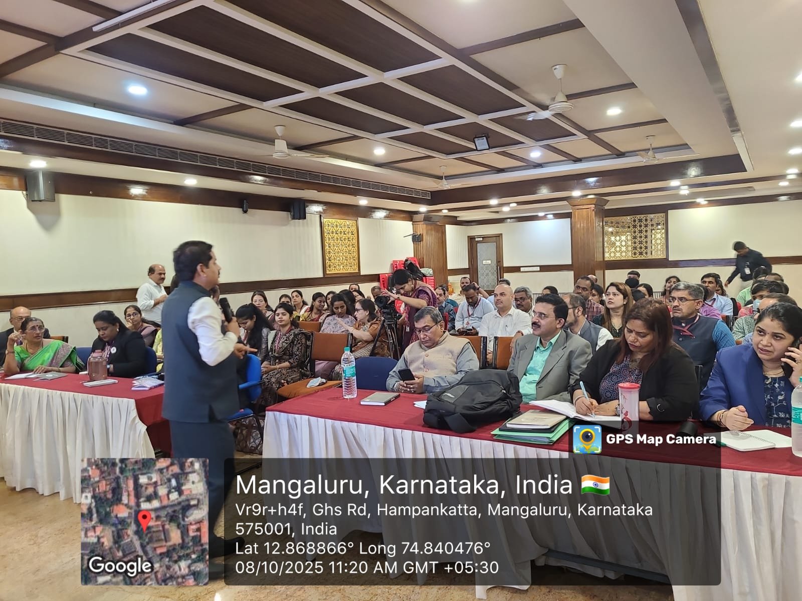 Prof. (Dr.) Mridul Dharwal facilitating an interactive higher-education session in Mangaluru.